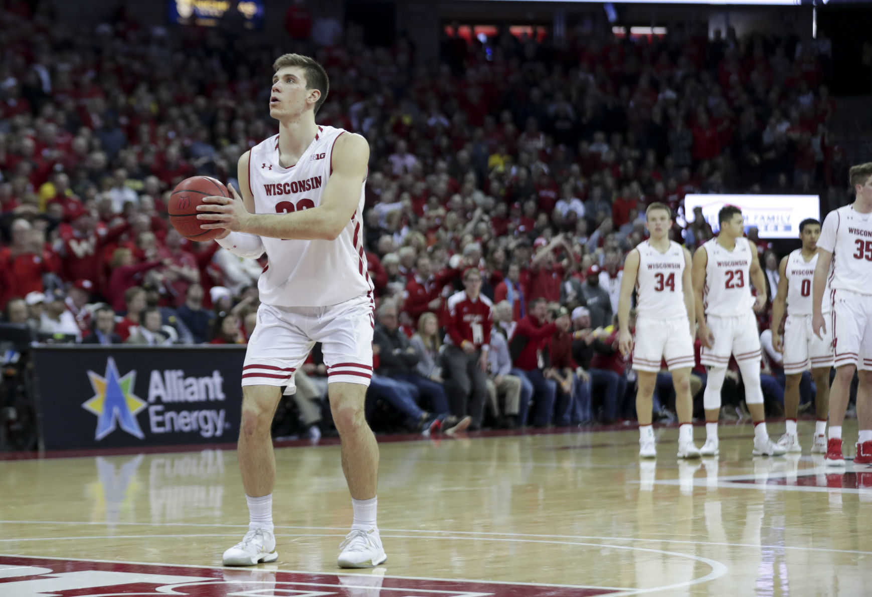 Badgers 64, No. 2 Wolverines 54